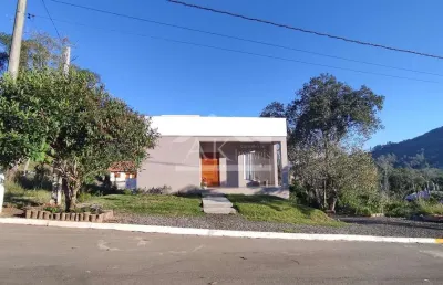 Casa com 1 suíte e com excelente localização, à venda em picada café, na serra gaúcha