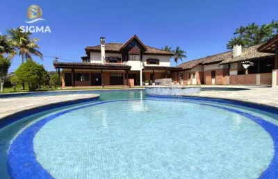 Casa com 6 suítes e casa de caseiro  - área de lazer com piscina, churrasqueira e jardim - 4 vagas - jardim acapulco - guarujá/sp