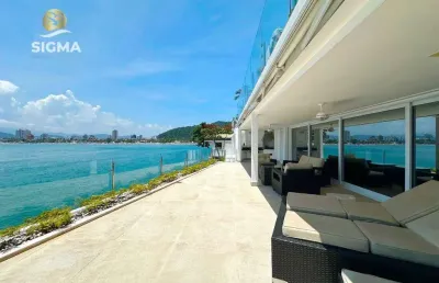 Frente mar - casa com 3 suítes à venda no condomínio península - guarujá/sp.