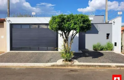 Sobrado à venda no bairro cidade jardim, americana com 3 quartos (1 suíte) e garagem.