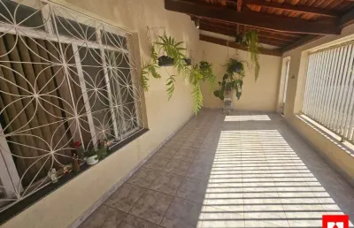 Casa à venda no centro de santa bárbara d'oeste com 3 quartos (1 suíte) e 4 vagas de garagem