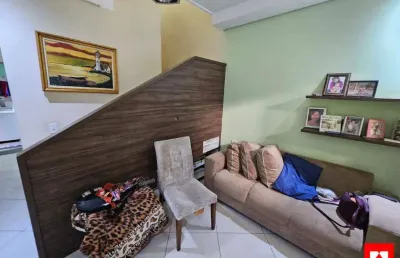 Sobrado à venda com duas casas no terreno bem distribuídas em americana com 5 quartos (1 suíte) e 1 vaga de garagem