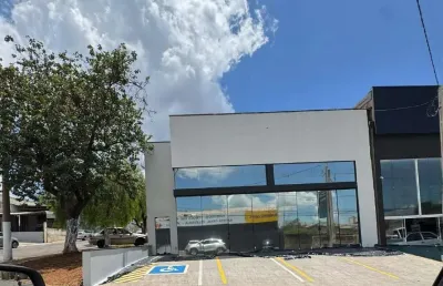 Salão comercial para locação em americana com escritórios e banheiros.