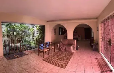 Casa para venda com 730 metros quadrados com 4 quartos