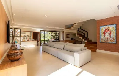 Casas a venda em condomínio fechado 3 suítes 328m2  4 vagas e 6 banheiros novo pronta para morar mobiliada fino acabamento .