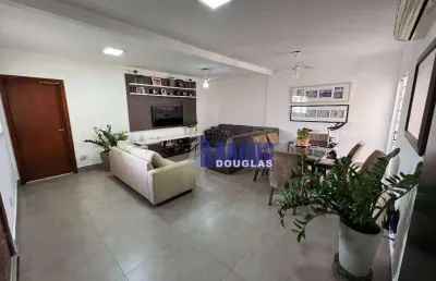 Vende-se casa térrea com 04 quartos sendo 03 suítes, com piscina e churrasqueira.