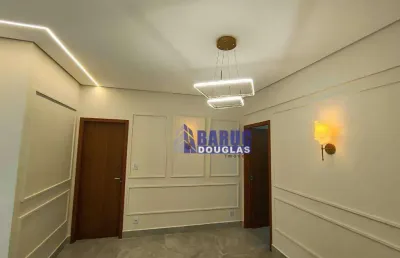 Vende-se lindo e reformado apto no edf. versalhes 03 quartos 01 vaga, 02 wc's, localizado no bairro goiabeiras bem próximo da praça popular.