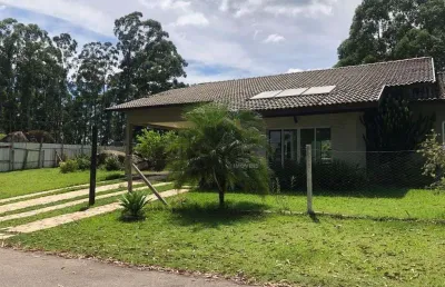 Aconchegante casa terrea, 03 suites em meio a natureza na cidade de vinhedo/sp.