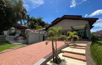'residencia de prestigio: 4 suites, 2 dormitorios, 6 banheiros, uma bela piscina com bar molhado em condominio fechado com localizacao privilegiada de vinhedo/sp.