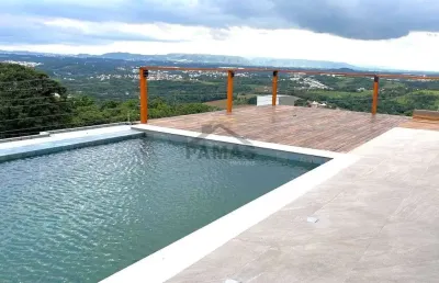 Venha descobrir o seu refugio de luxo neste cenario deslumbrante! agende uma visita para conhecer pessoalmente esta casa de alto padrao com 4 suites, piscina com borda infinita e aquecida  e se encant