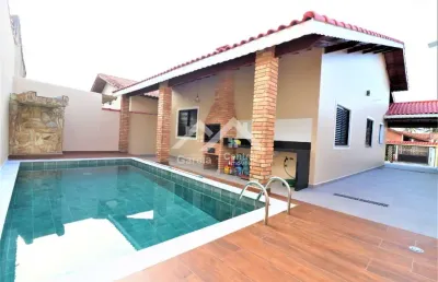 Casa em peruíbe moderna com 3 quartos e área de lazer com churrasqueira e piscina