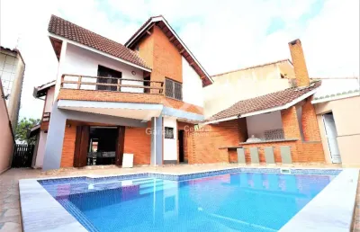 Casa próximo a praia em peruíbe com 3 quartos e área de lazer com piscina