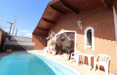 Casa em peruíbe com 4 quartos e área de lazer com churrasqueira e piscina