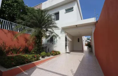 Casa a venda em peruíbe próximo a praia com 3 quartos e área de lazer com churrasqueira