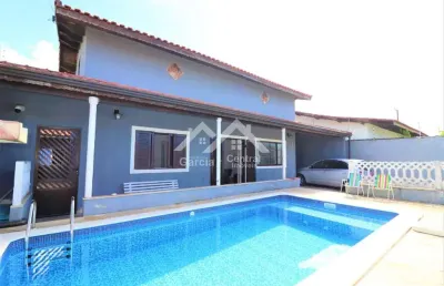Casa em peruíbe com 3 quartos e área de lazer com churrasqueira e piscina