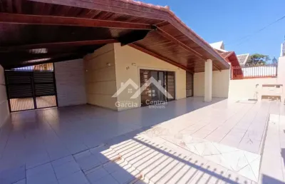 Casa próximo a praia em peruíbe com 3 quartos e área de lazer com churrasqueira e piscina