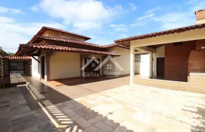 Casa em peruíbe com 4 quartos, sendo 1 suíte e área de lazer com churrasqueira
