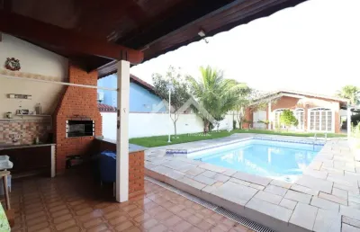 Casa em peruíbe com terreno grande com 3 suítes edícula e área de lazer com churrasqueira e piscina