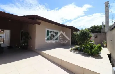 Casa em peruíbe com 3 quartos e área de lazer com churrasqueira e piscina