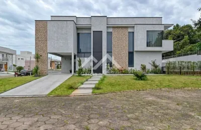 Casa alto padrão em condomínio fechado em peruíbe, com 4 quartos sendo 3 suítes e área de lazer com piscina