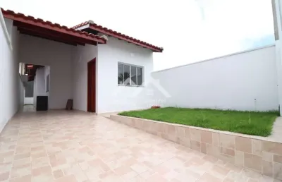 Casa em peruíbe com 2 quartos (1 suíte) e garagem para 2 carros
