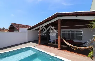 Casa com 2 quartos edícula e área de lazer com piscina em peruíbe