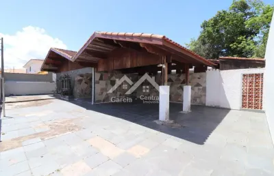Casa com 5 dormitórios e piscina, localizada no centro de peruíbe