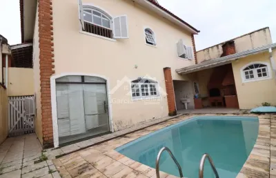 Sobrado com 4 dormitórios e piscina, no centro de peruíbe