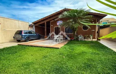Casa em peruíbe com 3 quartos, edícula e espaço para lazer