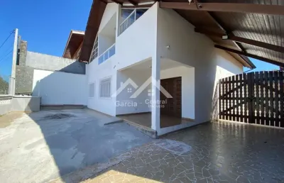 Sobrado lado praia em peruíbe com 4 dormitórios (1 suíte), edícula e espaço gourmet