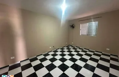 Casa bem localizada e bem espaçosa com 2 dormitórios