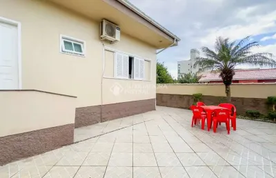 Casa com 4 quartos à venda na nereu ramos, 6415, centro, imbituba, 115 m2 por r$ 1.500.000