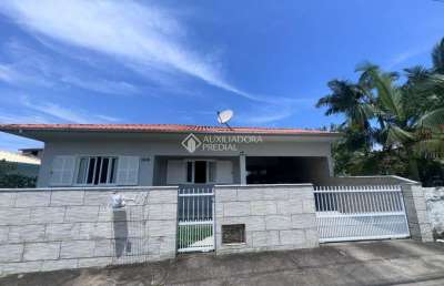 Casa com 4 quartos à venda na avenida santa catarina, 1609, paes leme, imbituba, 110 m2 por r$ 855.000