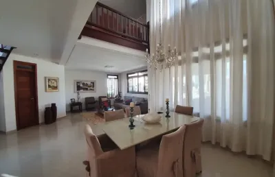 Vendo excelente dúplex em condomínio fechado com 4 suítes.
