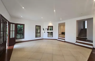Casa com 05 quartos, sendo 04 suítes no condomínio residencial 11