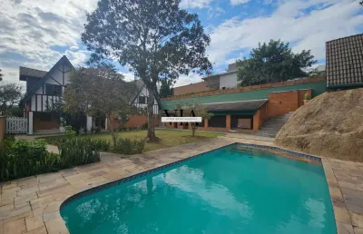 Casa pitoresca no condomínio residencial 8 em alphaville - amplo quintal piscina