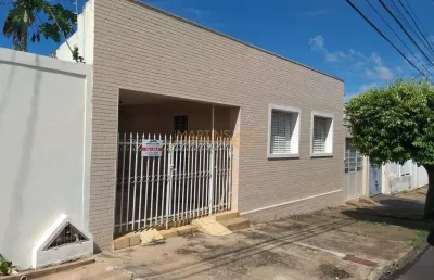 Casa com 3 quartos à venda no Centro, Araguari 