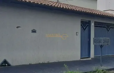 Casa com 3 quartos à venda no Centro, Araguari 