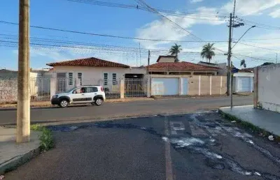 Casa com 3 quartos à venda no Centro, Araguari 