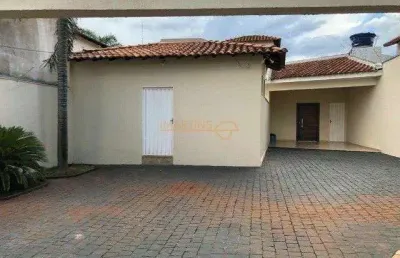 Casa com 3 quartos à venda no Centro, Araguari 