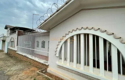 Casa com 3 quartos à venda no Centro, Araguari 