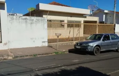 Casa com 3 quartos à venda na Praça Gaioso Neves, Centro, Araguari