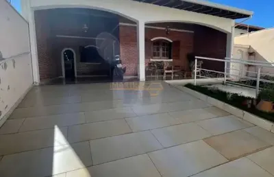 Casa com 7 quartos à venda na Praça Gaioso Neves, Rosário, Araguari