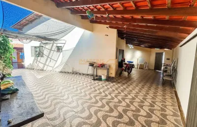 Casa com 2 quartos à venda na Praça Gaioso Neves, Santiago, Araguari