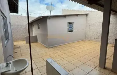 Casa com 4 quartos à venda na Praça Gaioso Neves, Industrial, Araguari