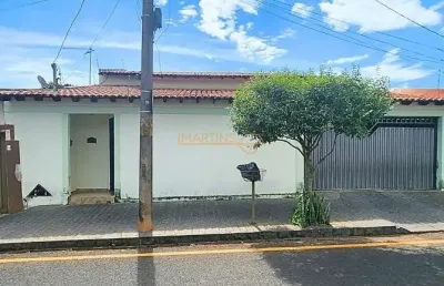 Casa com 3 quartos à venda na Praça Gaioso Neves, Centro, Araguari