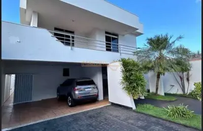 Casa com 3 quartos à venda no Centro, Araguari 
