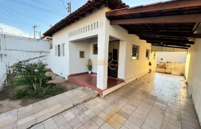 Casa com 3 quartos à venda no Centro, Araguari 