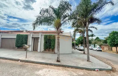 Casa com 3 quartos à venda no Santiago, Araguari 