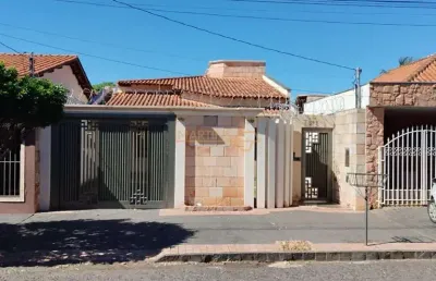 Casa com 3 quartos à venda na Rua Antônio Lemos da Silva, Centro, Araguari